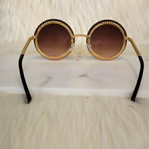 🎅 Round Luxury Sunglasses with Gold Chain Accent - Picture 6 of 8